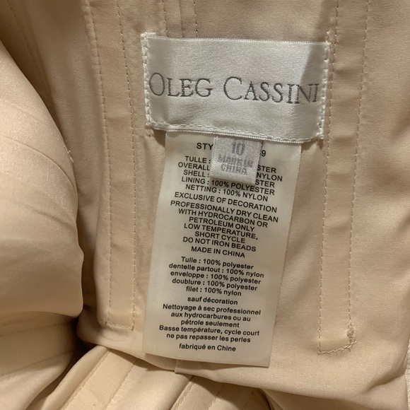 For Sale. Brand New Wedding Dress from David’s Bridal. Oleg Cassini Size 10US. - Picture 10 of 11